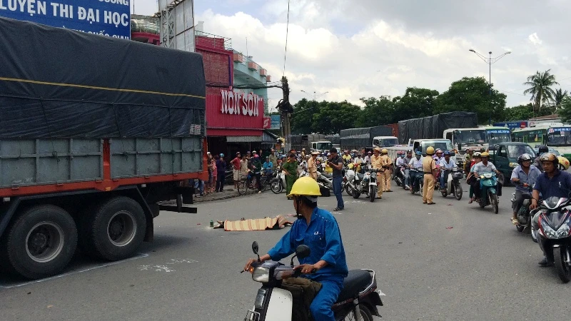 Cú va chạm với xe tải khiến hai người phụ nữ thương vong tại ngã tư An Sương